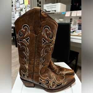 ILIKE NEW—In new shape Pointed Toe Women’s Cowboy Boots size 10.